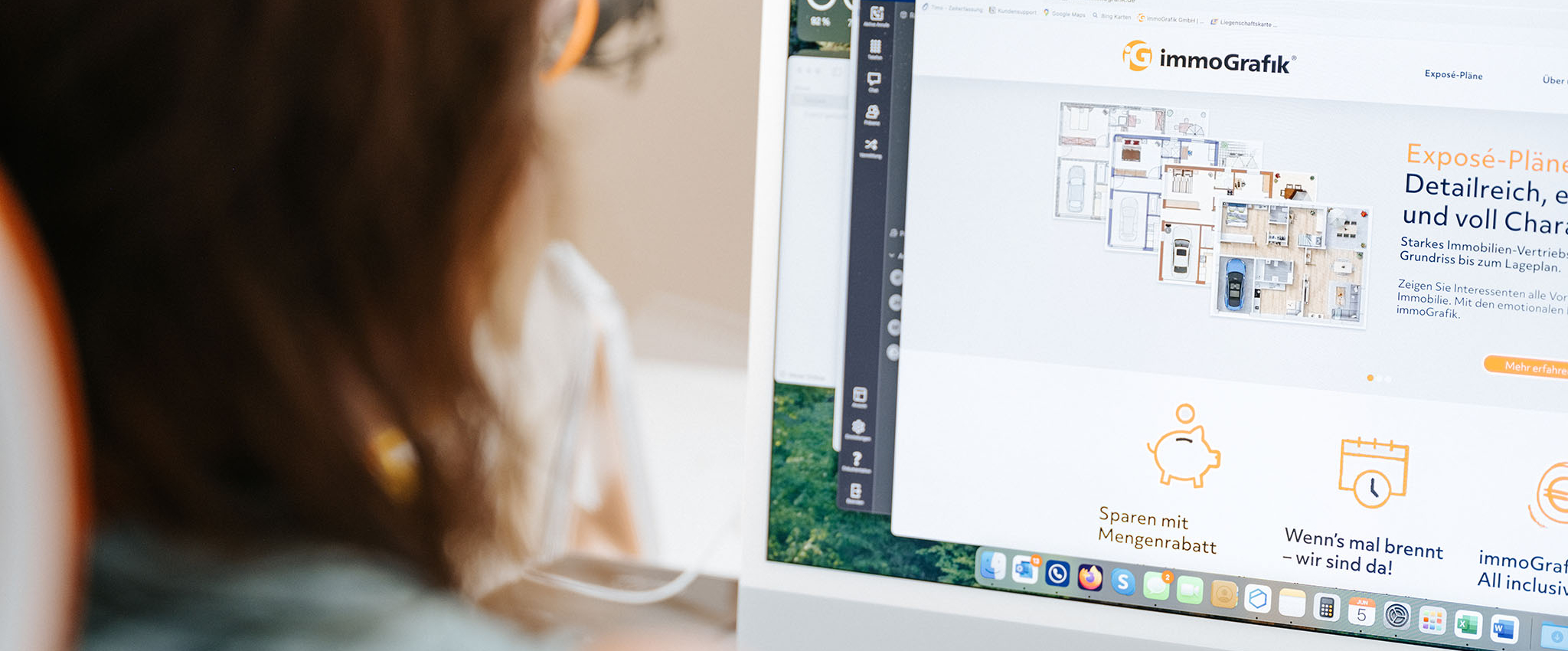 immografik-expose-grundrisse-beratung-immobilienmakler Frau sitzt vor einem Computerbildschirm und sieht sich die Website von ImmoGrafik an.